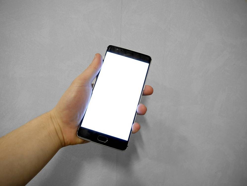 Tangan memegang ponsel pintar