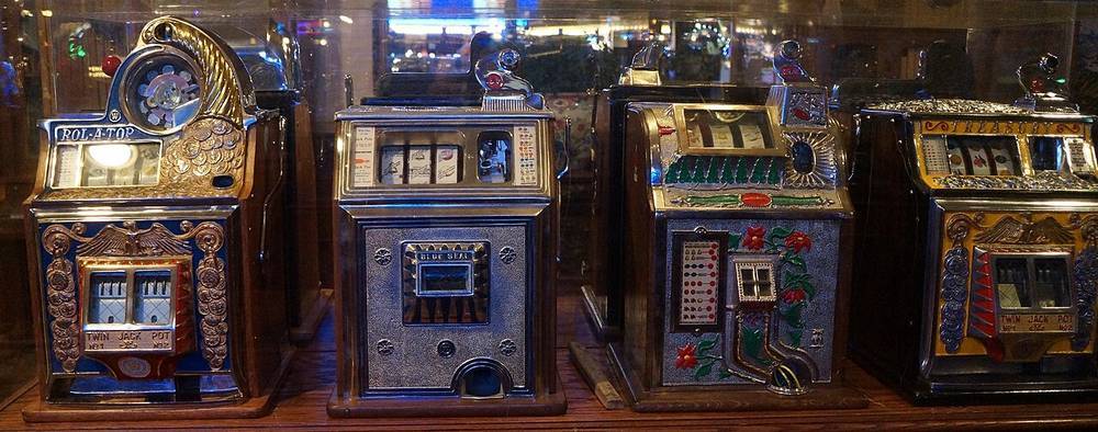 Barisan mesin slot klasik di lantai kasino